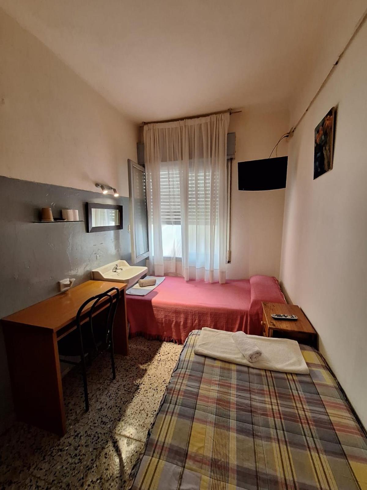 Pension Suiza Reus Esterno foto
